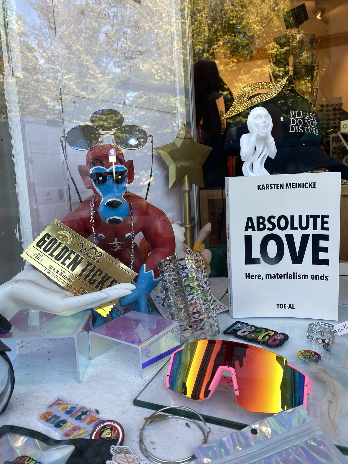 Abracadabra-Vitrine: Affenfigur mit Golden Ticket, Schrei-Skulptur und Statement-Sonnenbrille
