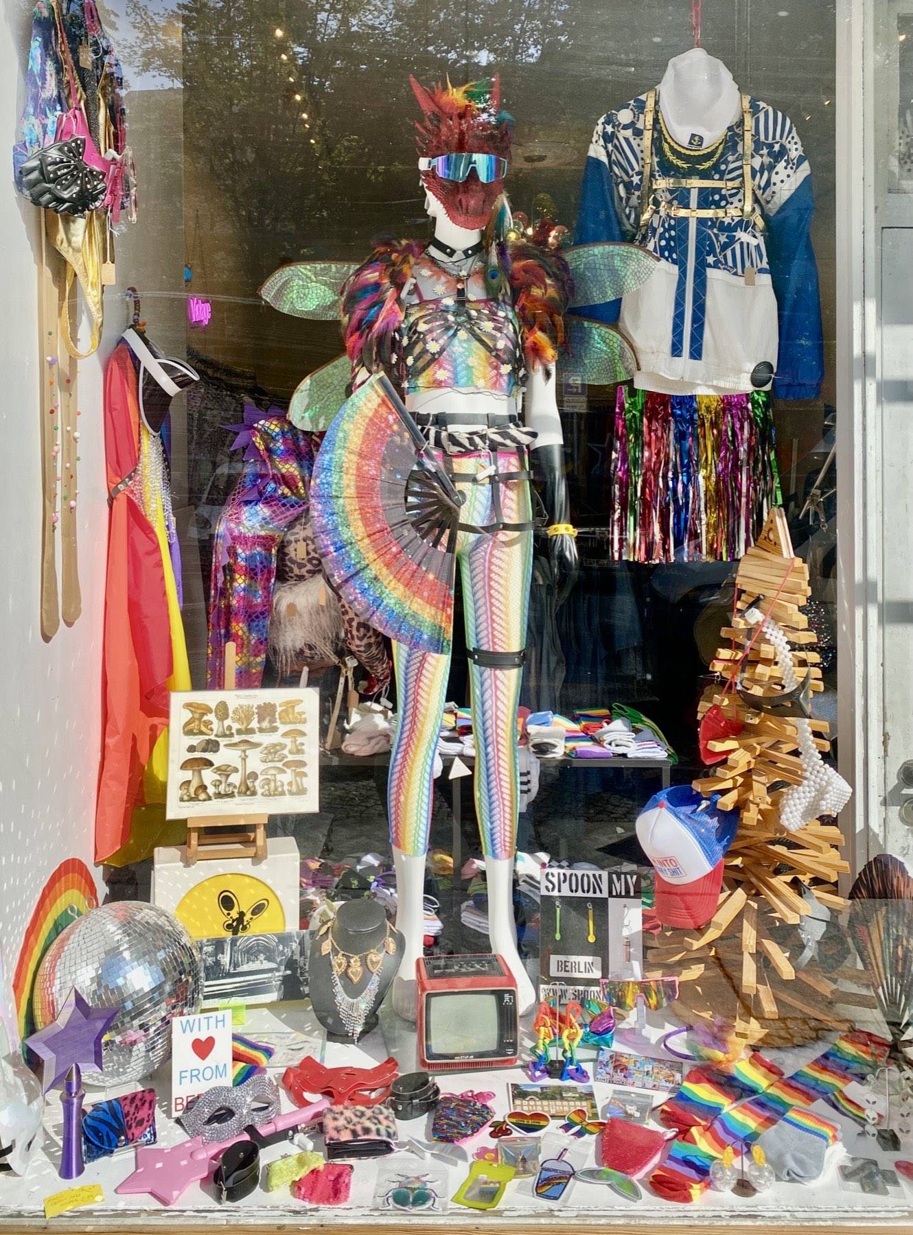 Schaufenster von CHAoS iN fORm mit Rainbow-Festival-Look und Discokugel