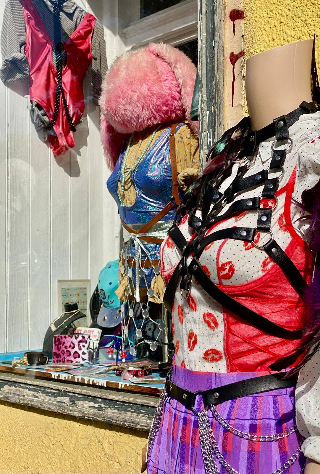Leder-Harness über Kiss-Print-Top im Schaufenster